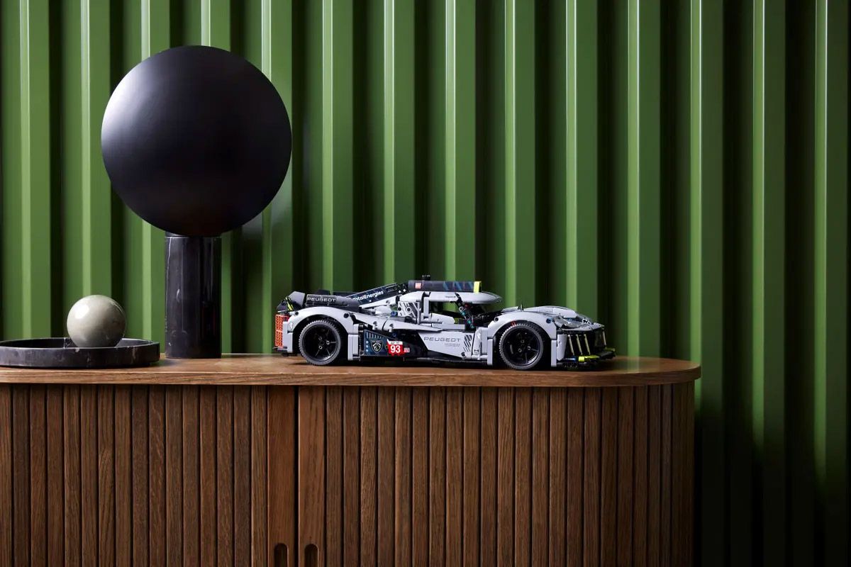 Конструктор LEGO Technic Peugeot 9X8 24H Le Mans Hybrid Hypercar (42156)