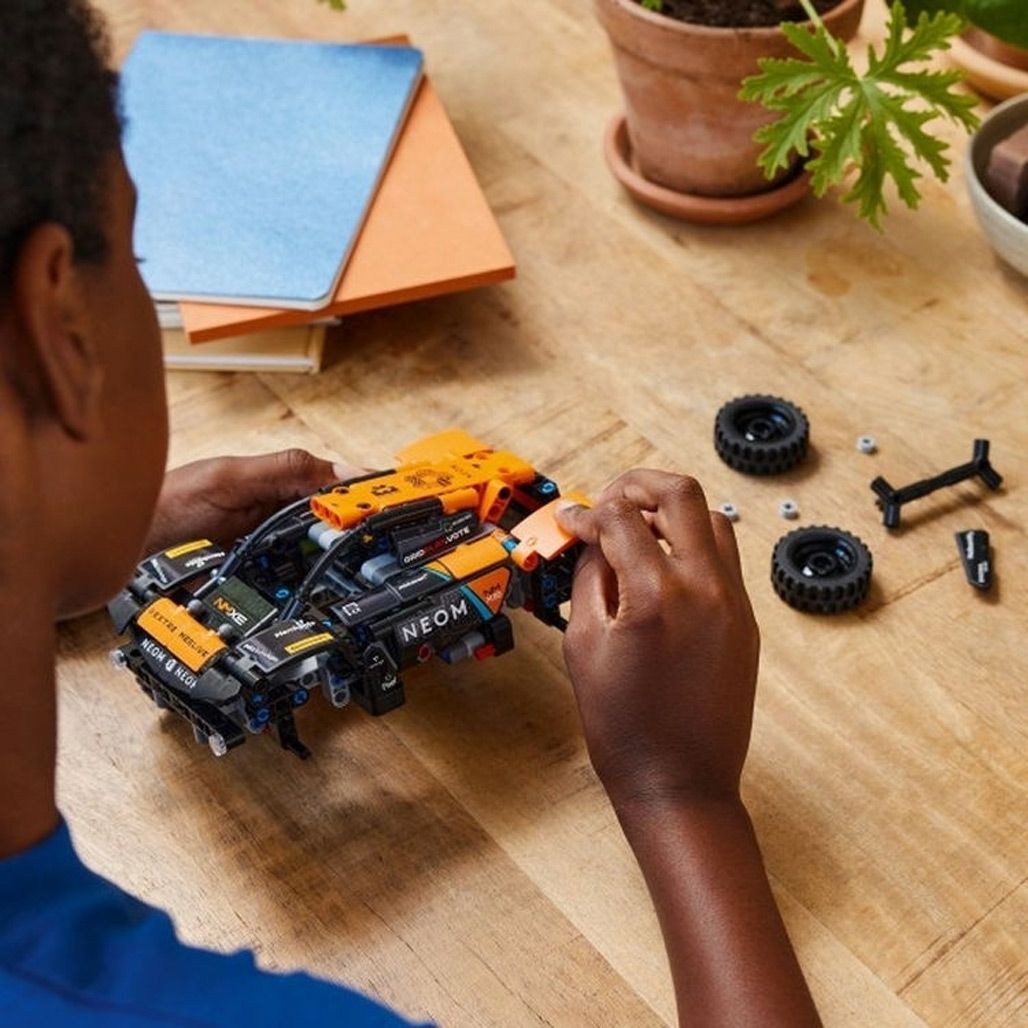 Конструктор LEGO Technic Автомобіль для перегонів NEOM McLaren Extreme E (42166)