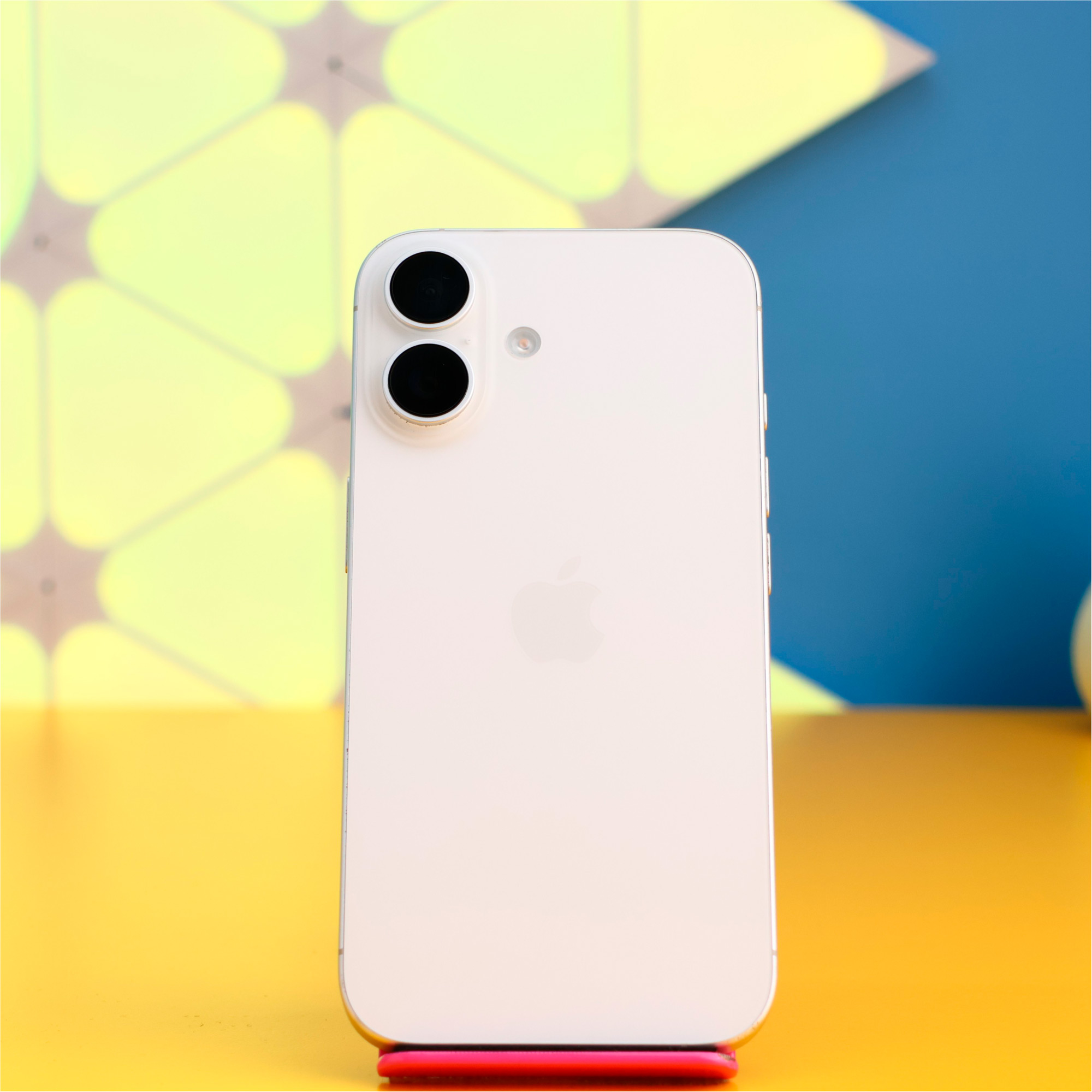 Смартфон Apple iPhone 16 128GB White (MYE93) Б/У