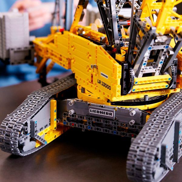 Конструктор LEGO Technic Гусеничний підйомний кран Liebherr LR 13000 (42146)