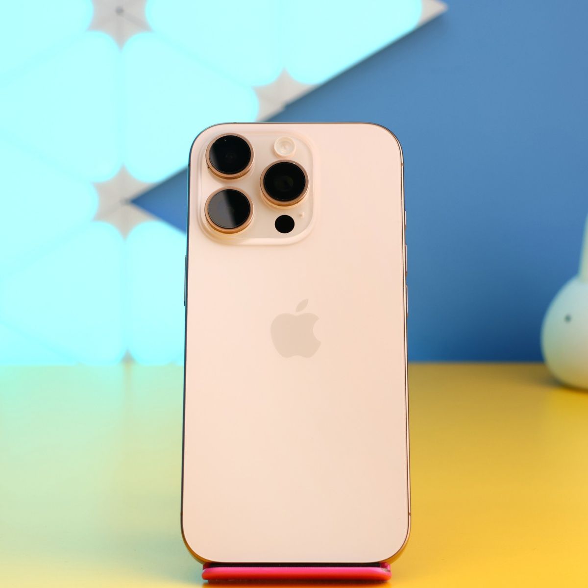Смартфон Apple iPhone 16 Pro 256GB Desert Titanium (MYNK3) Б/У