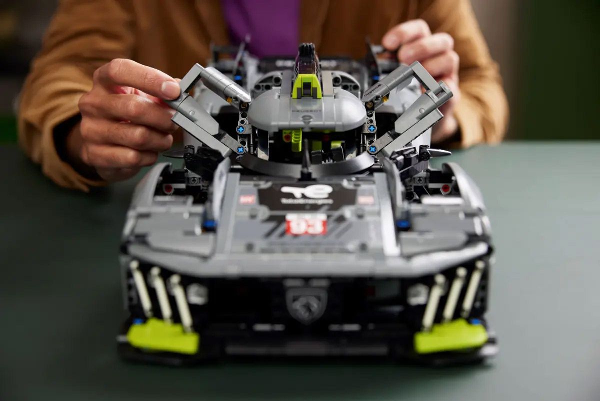 Конструктор LEGO Technic Peugeot 9X8 24H Le Mans Hybrid Hypercar (42156)
