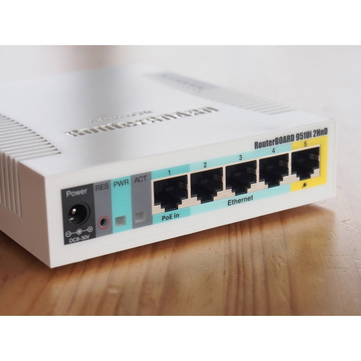 Бездротовий маршрутизатор (роутер) Mikrotik RB951Ui-2HND