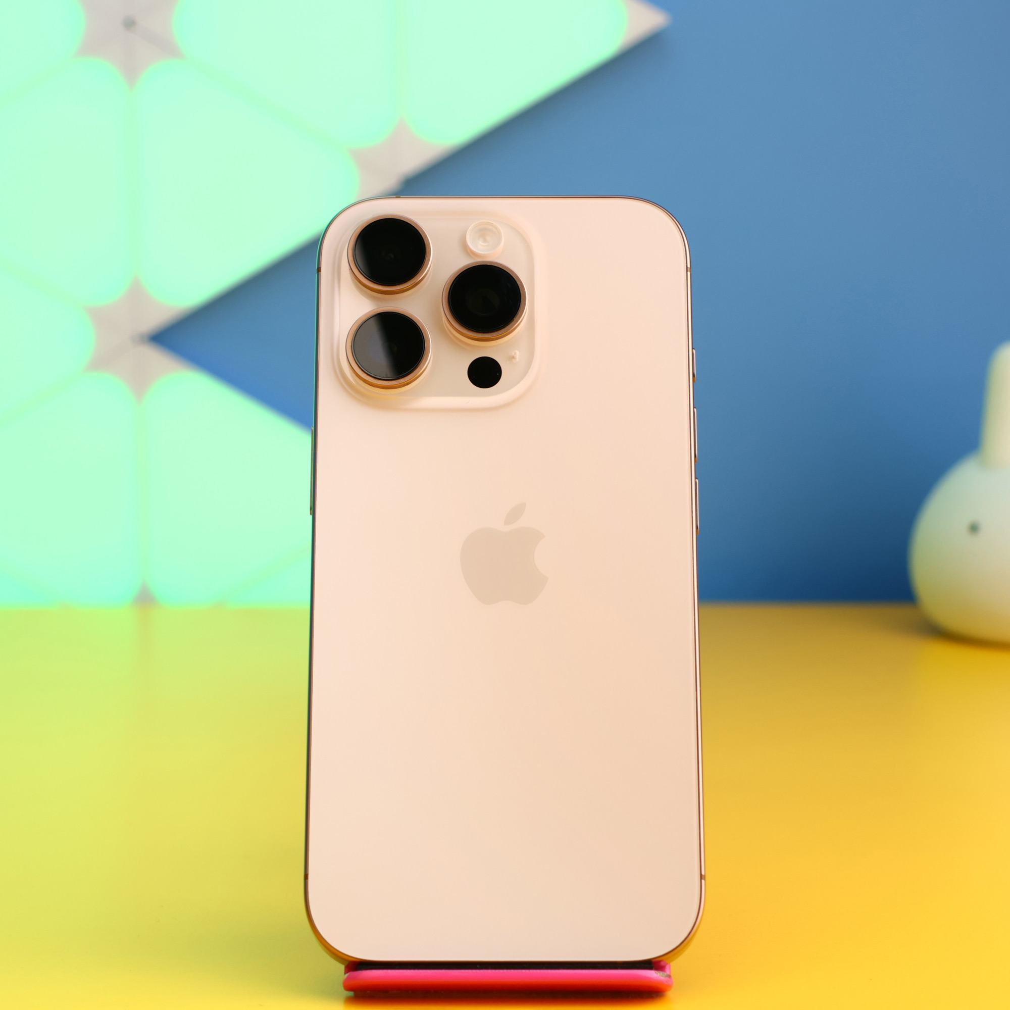 Смартфон Apple iPhone 16 Pro 128GB Desert Titanium (MYNF3) Б/У