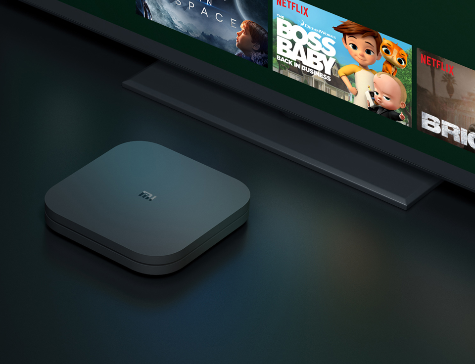 TV-Приставка Xiaomi Mi Box S International Edition возле телевизора