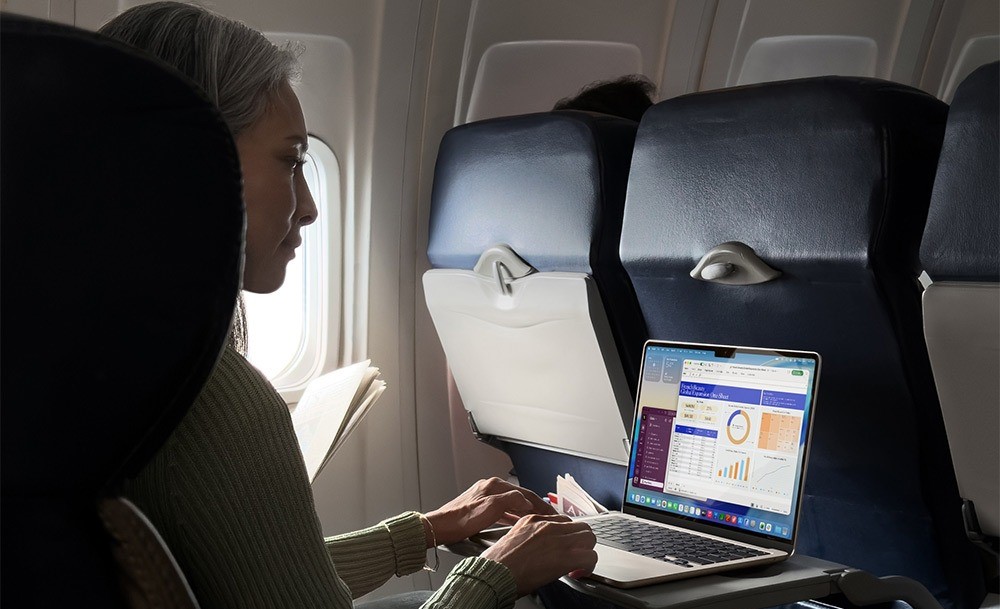MacBook Air чрезвычайно легкий — весит всего 1,23 кг