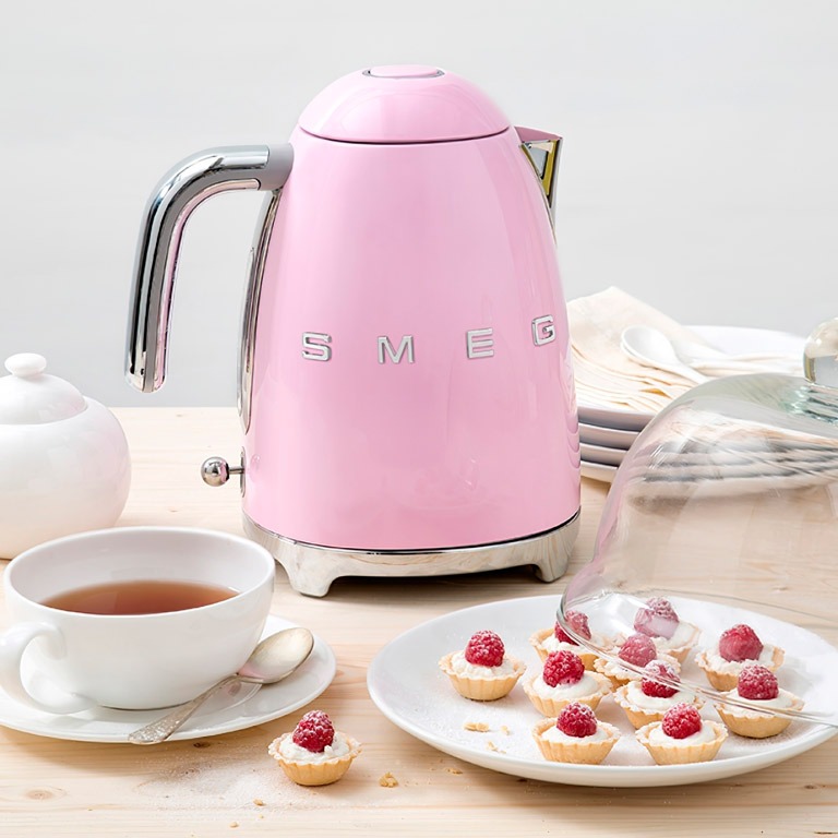 Электрочайник Smeg розового цвета