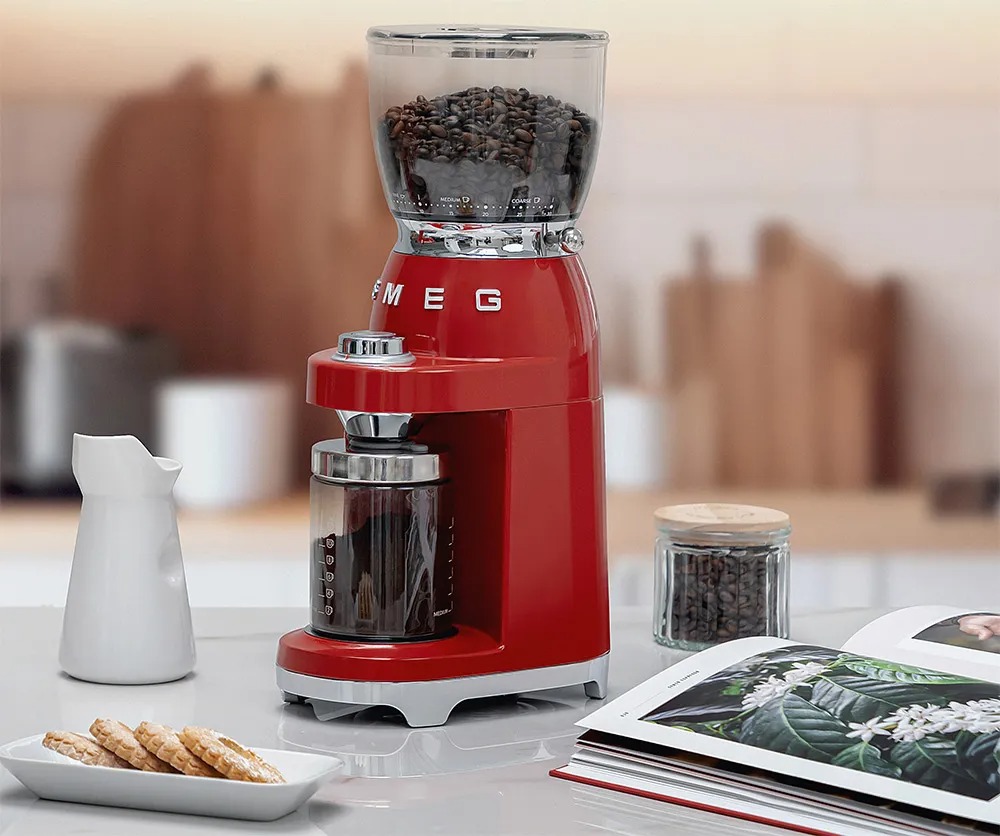 Кавомолка Smeg червоного кольору