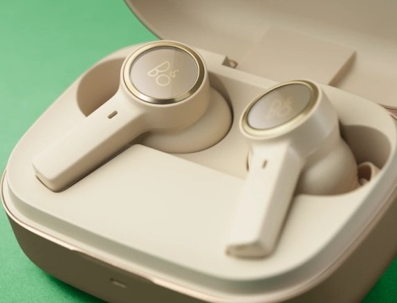 Изысканный стиль наушников Bang & Olufsen