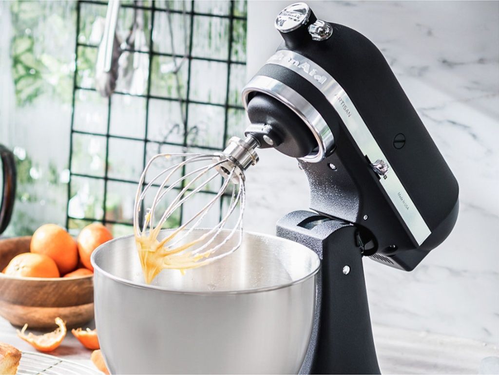 Accessories-stainless-steel-bowl-4.3L-onyx-black-mixing-in-the-bowl-close-up.jpg Accessories-stainless-steel-bowl-4.3L-onyx-black-mixing-in-the-bowl-close-up.jpg