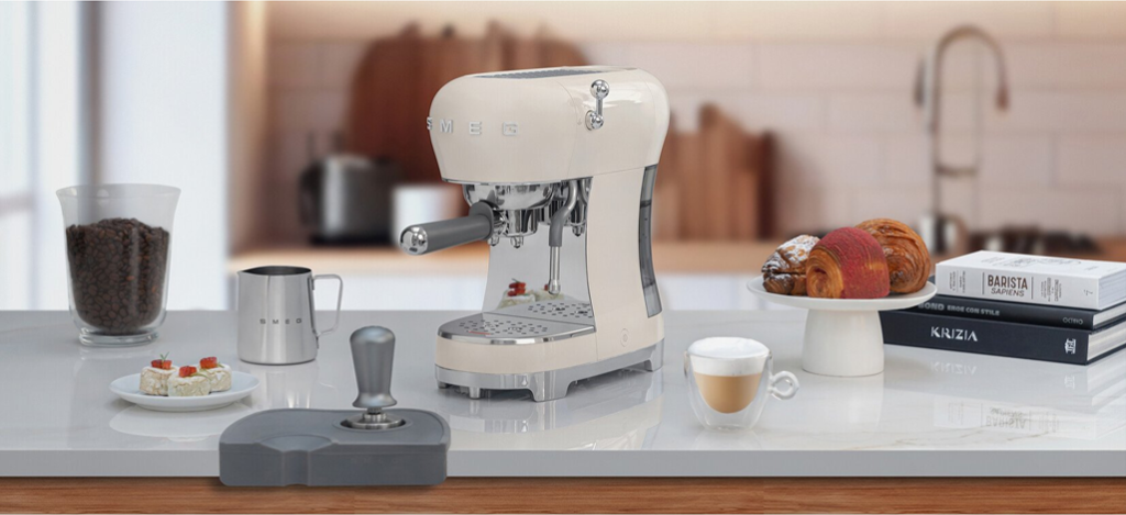 smeg-smeg-espressomachine-ecf02creu-creme.png smeg-smeg-espressomachine-ecf02creu-creme.png