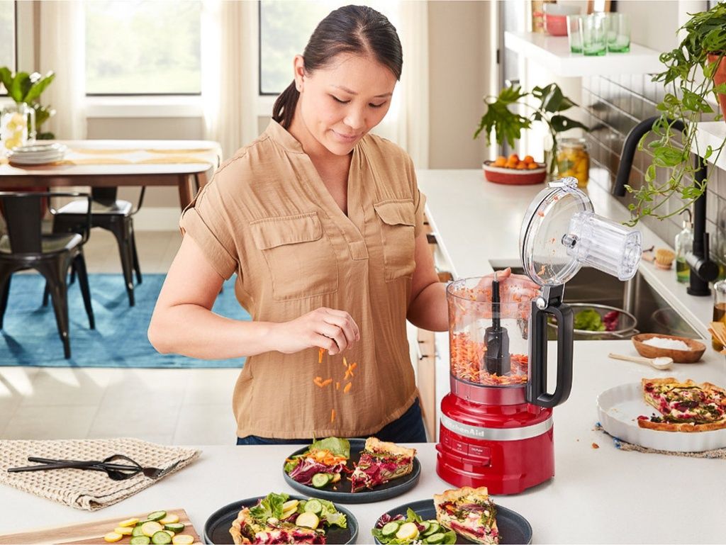 Food-processor-2.1L-empire-red-woman-slicing-carrot-and-making-sandwich..jpg Food-processor-2.1L-empire-red-woman-slicing-carrot-and-making-sandwich..jpg