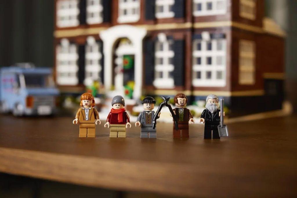 21330_minifig.jpg 21330_minifig.jpg